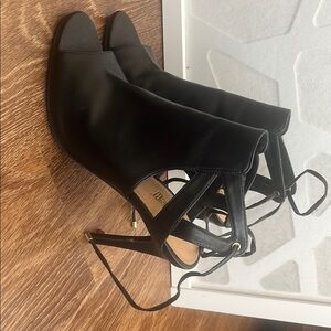 Brash Black Heels Sleek Design